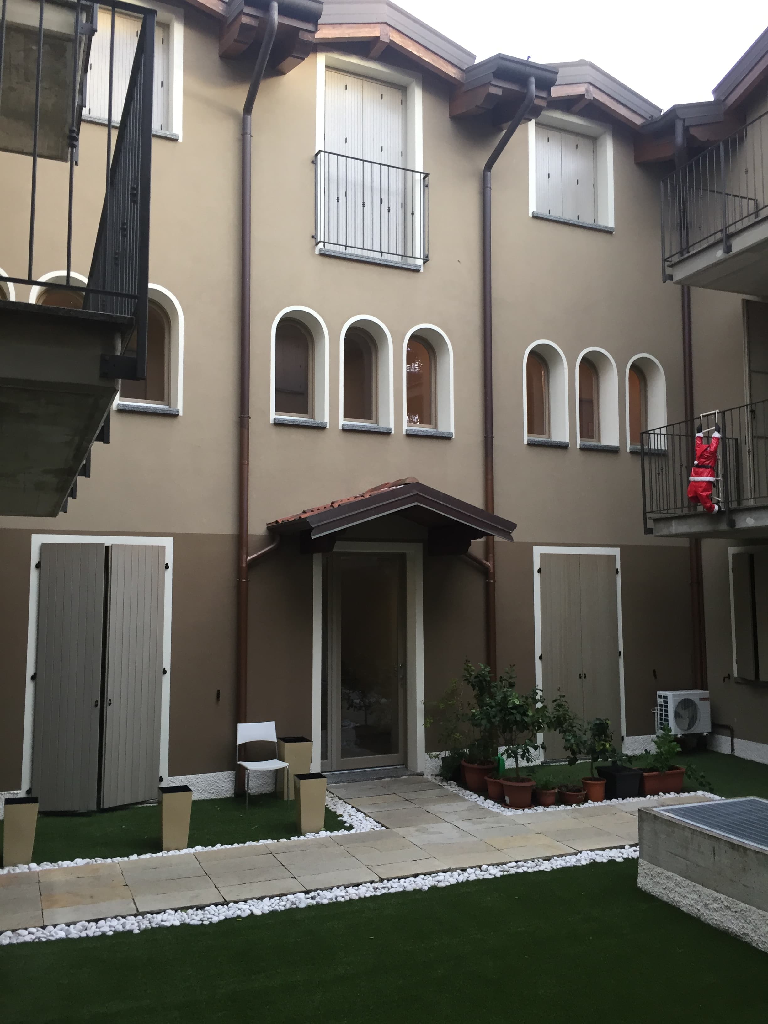 La Rinascita di una Corte: da Asta a Successo Immobiliare - view 1