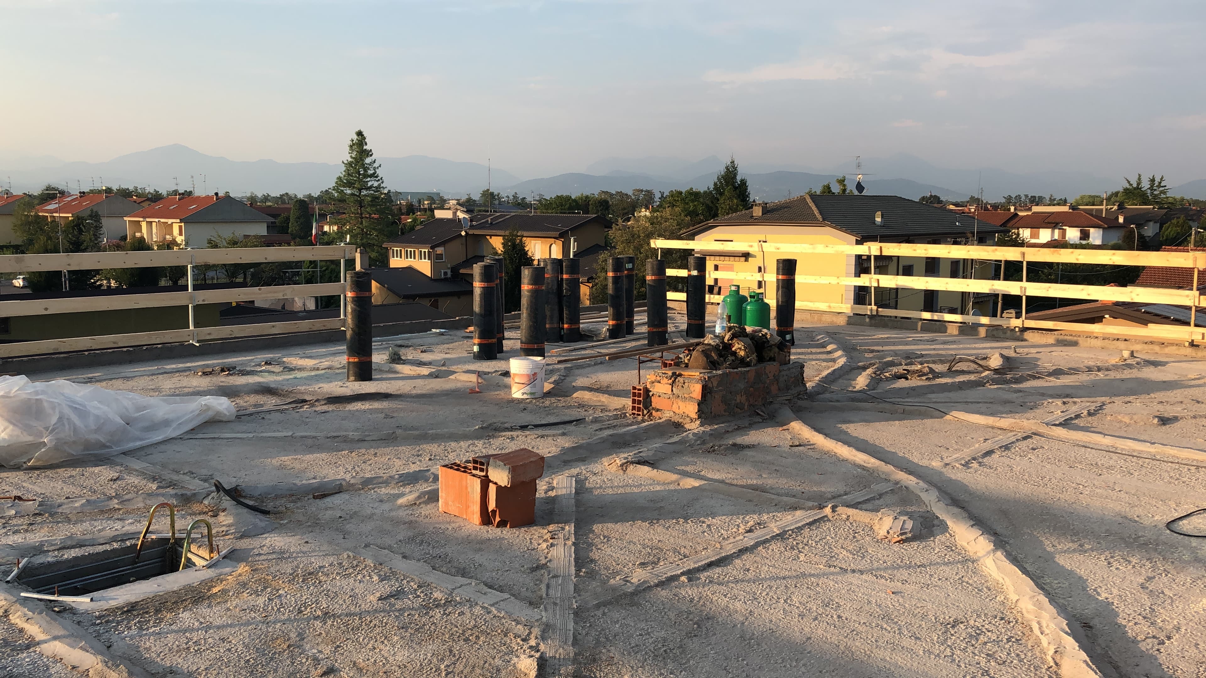 Sicurezza e Rinascita: Intervento sul Tetto a Martinengo - view 1